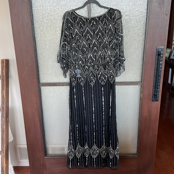 Pisarro Nights
Pisarro Nights Cold Shoulder Short Sleeve Gown Black/silver Sz 4 - Picture 3 of 13